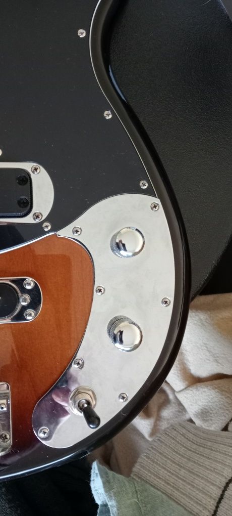 Baixo eléctrico yamaha
