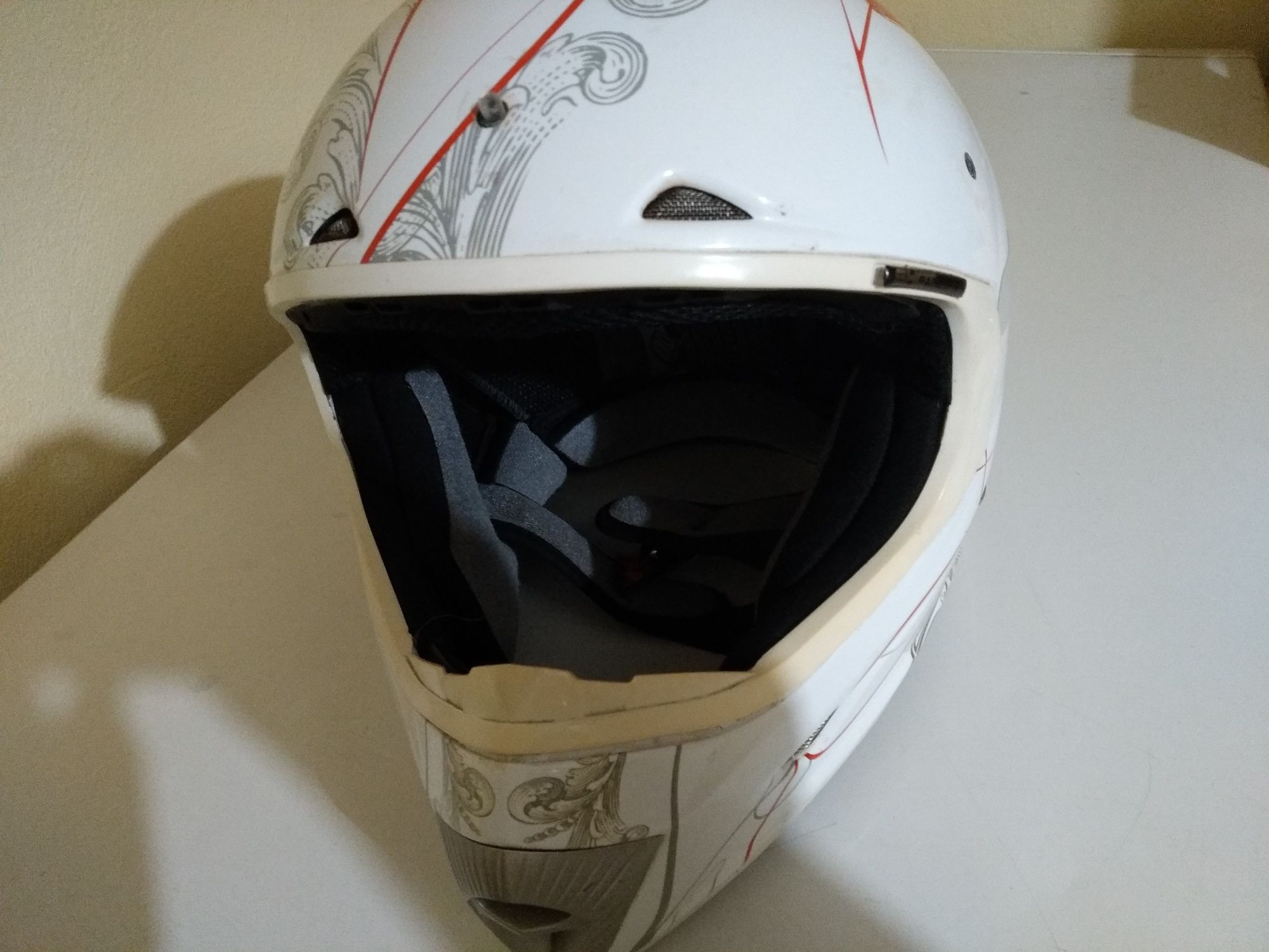 Capacete branco e vermelho