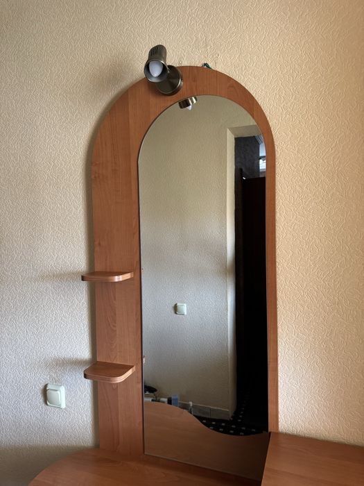 Трюмо з дзеркалом