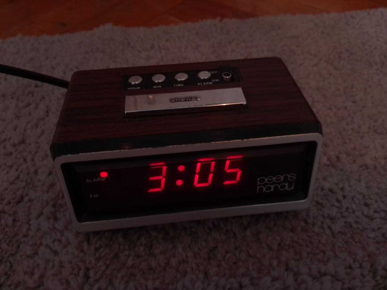 Настольные электронные часы с будильником