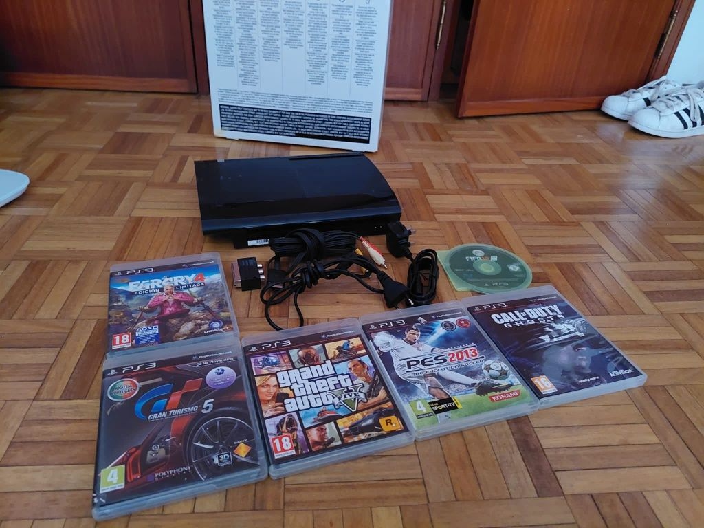 Sony PlayStation 3 Slim Preta 256GB + 6 jogos