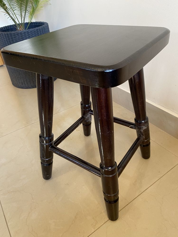 Taboret drewniany.