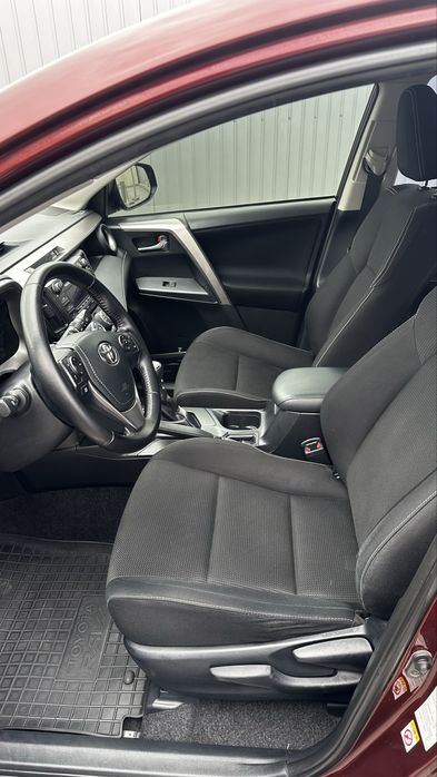 Toyota RAV4 2017 года