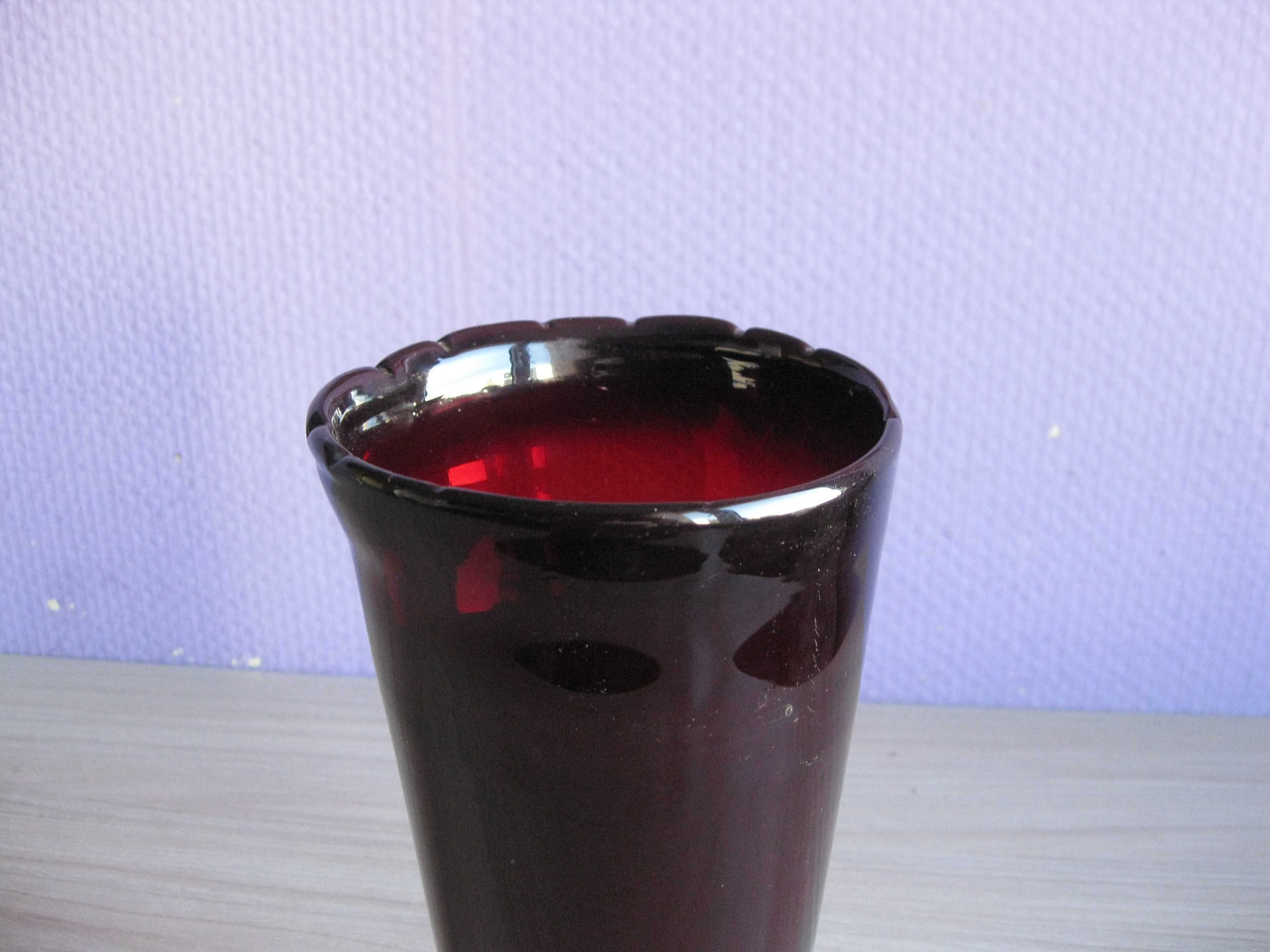 Nie tuzinkowy szklany rubinowy wazon