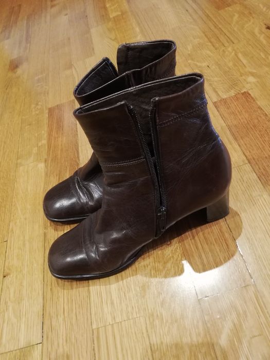 Botas em pele castanhas