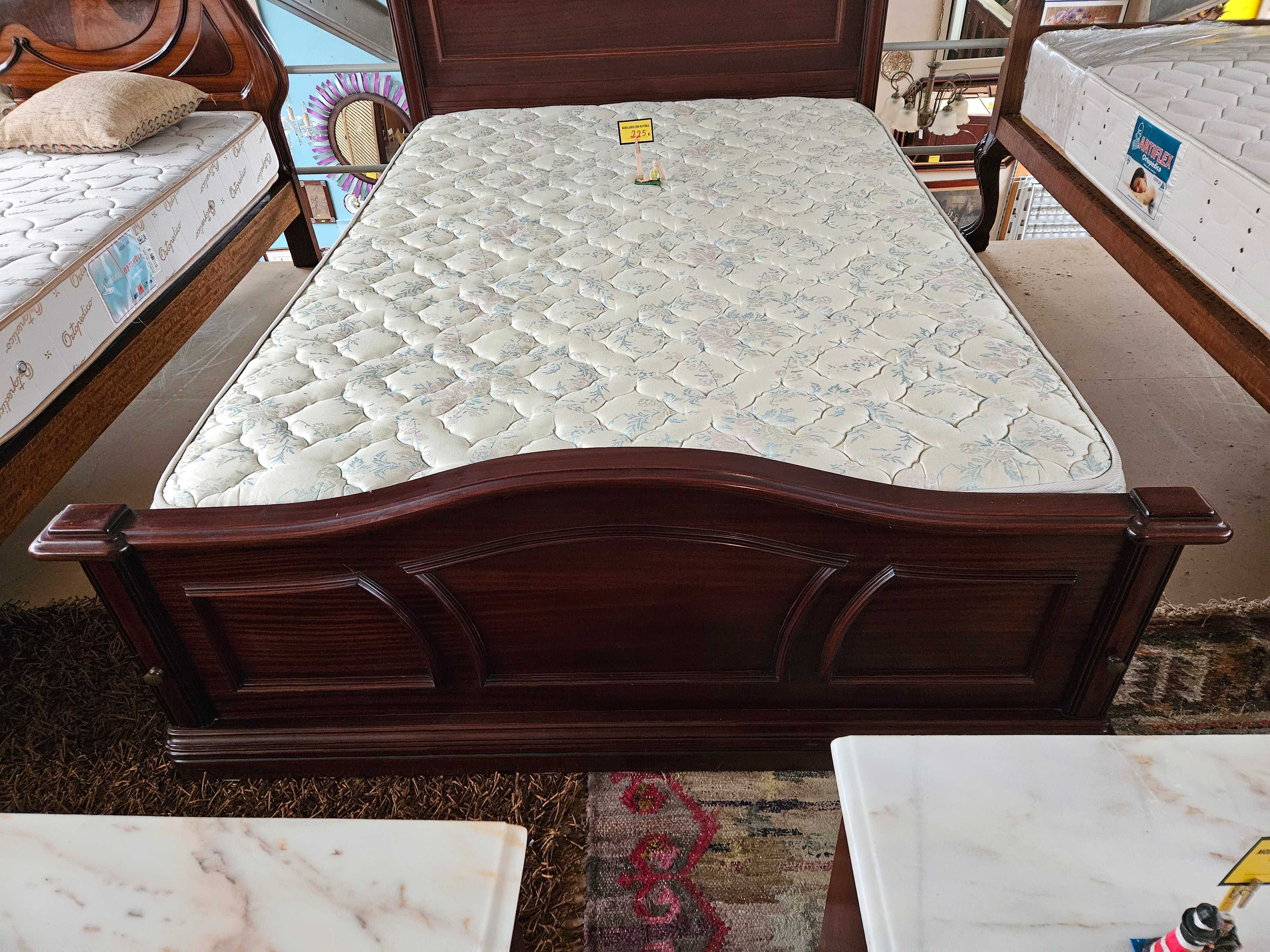 Cama em madeira maciça com estrado e colchão - Muito bom es