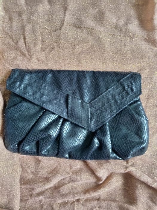 Kopertówka do ręki. Kolor czarny długość 23 cm wysokość 14 cm. Kolor.