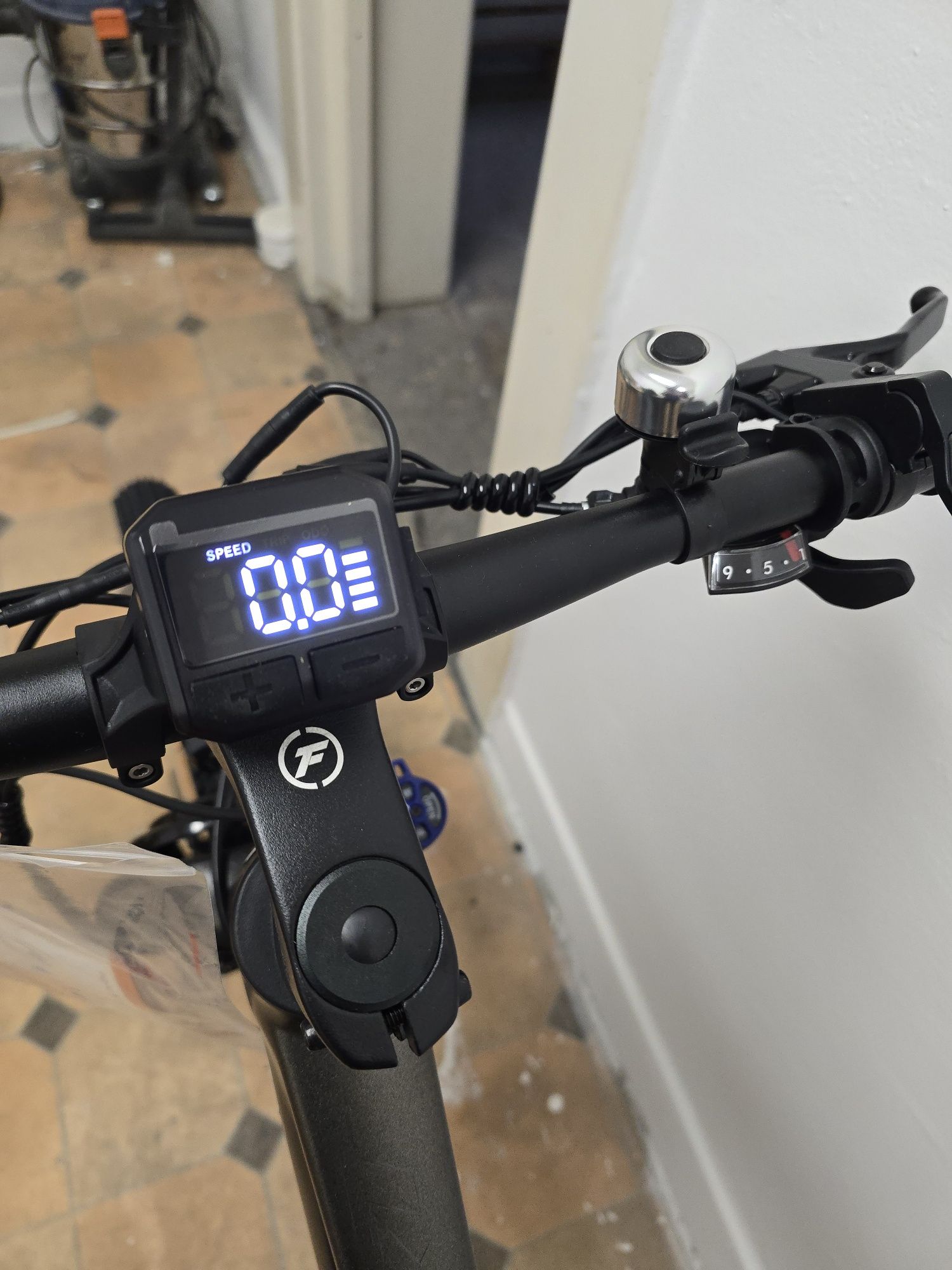 Rower Elektryczny górski miejski MTB koła 27,5 cala Forever bagażnik