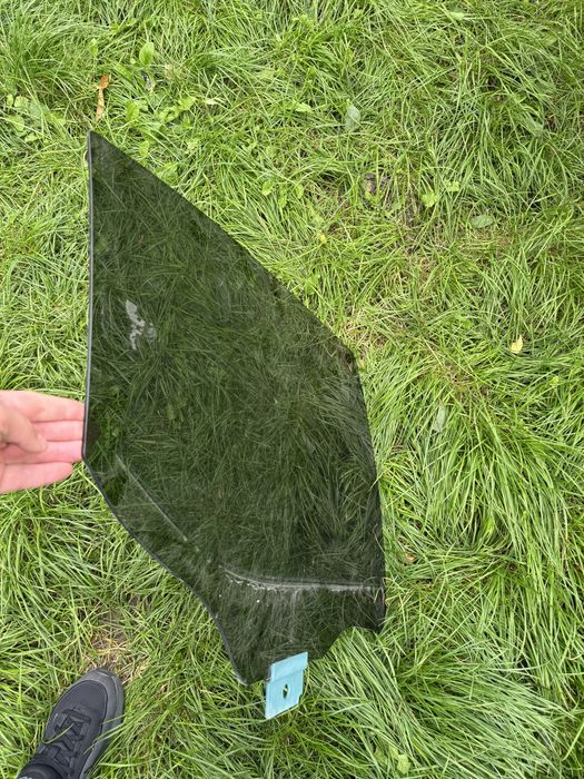 Rivian R1T скло заднє праве