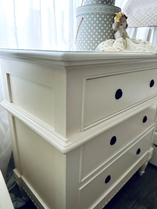 Piękna drewniana komoda dziecięca  z 3 szufladami.