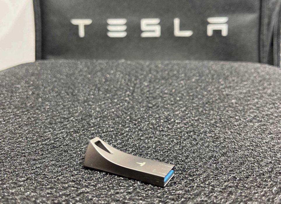 USB-флешка Tesla 128GB | Оригінал | Dashcam / Sentry | Б/у