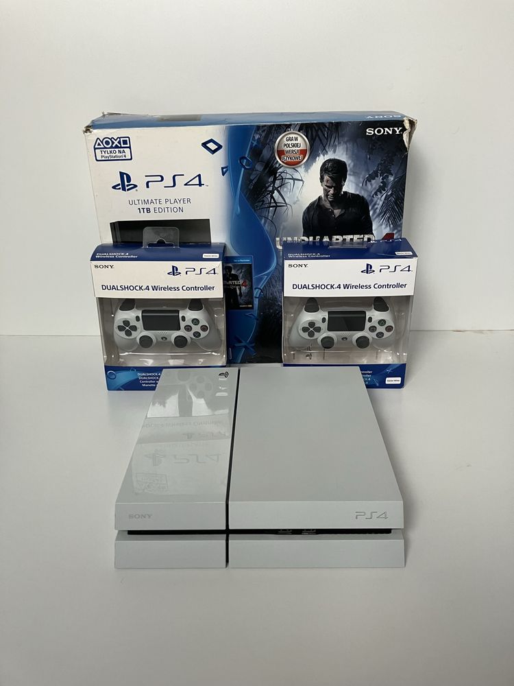 Sony PlayStation 4 + 2 джойстика + 4 диска с играми
