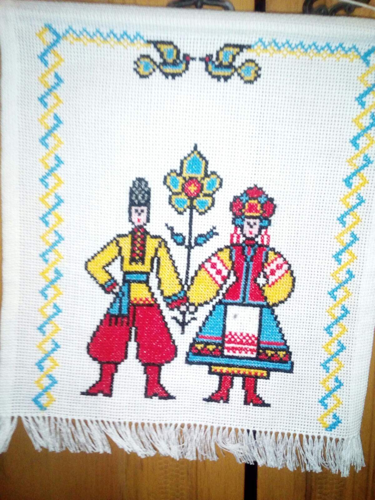 Картины вышиты крестиком