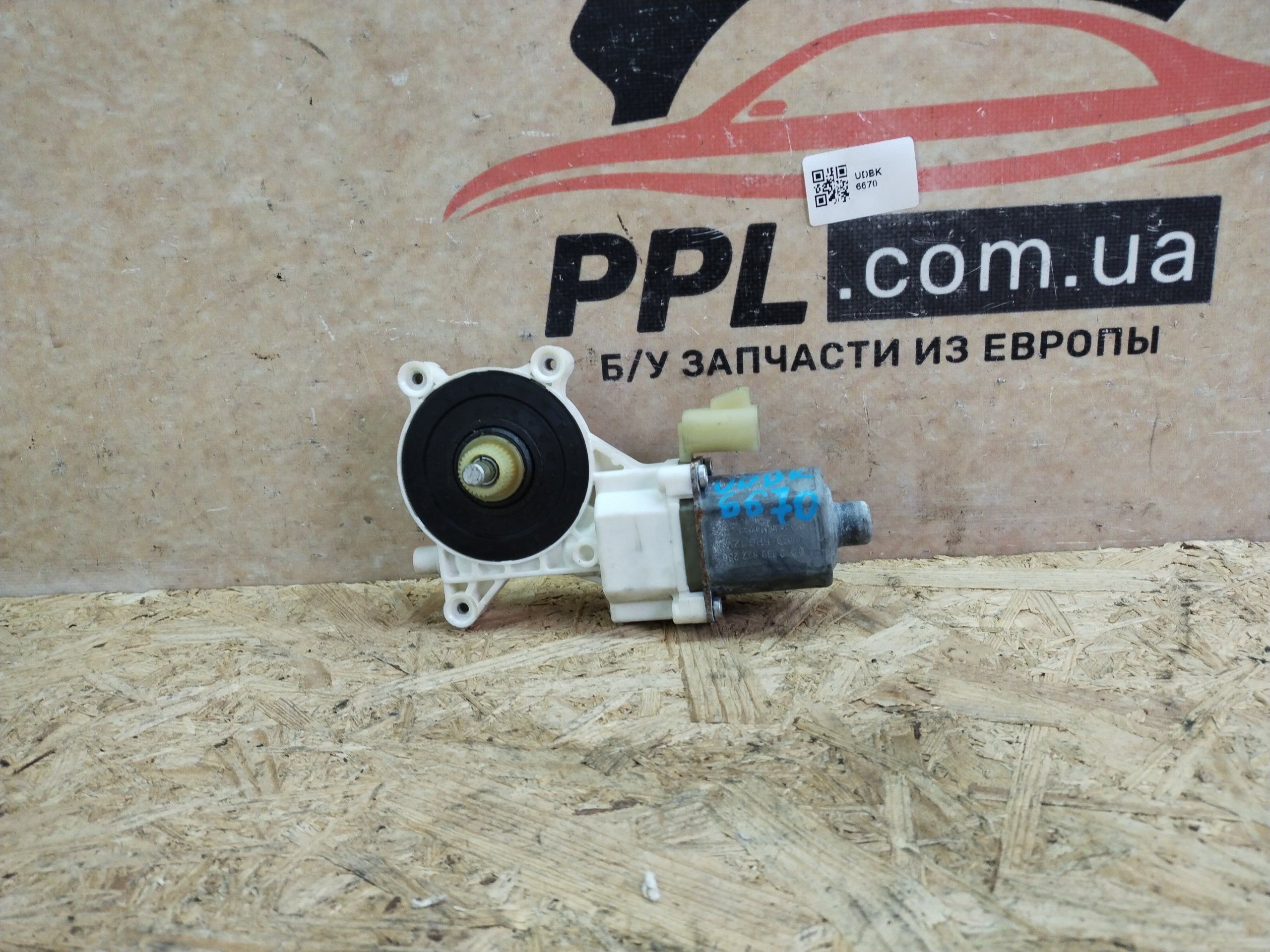 Hummer H3 05-10 Моторчик стеклоподъемника двери передней левой 2 pin
