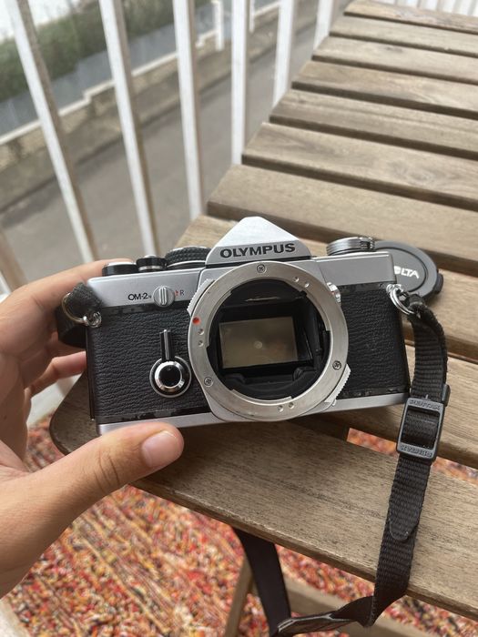 Olympus OM-2n + 50mm f/1.8 Zuiko – Analógica em ótimo estado
