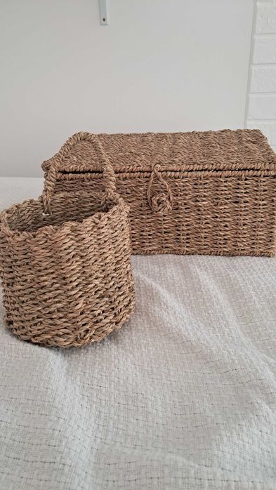 Pojemnik wiklinowy LAU z pokrywką oraz wiszący koszyk wiklinowy