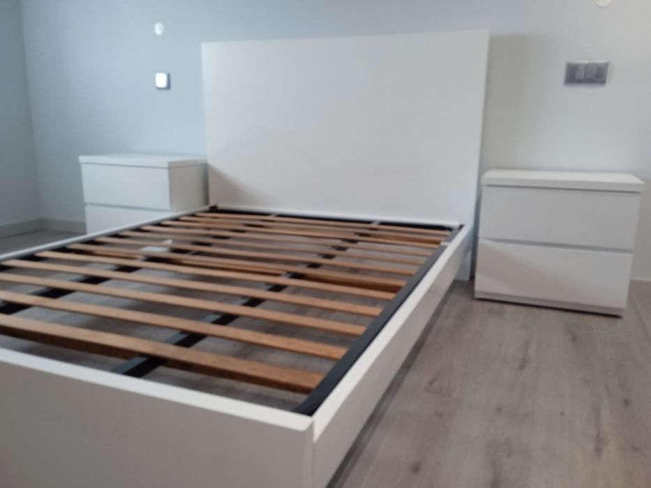 Cama de casal com estrado + 2 mesas de cabeceira