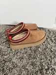 Kapcie krótkie śniegowce UGG Tazz Chestnut Brązowy rozmiar 40