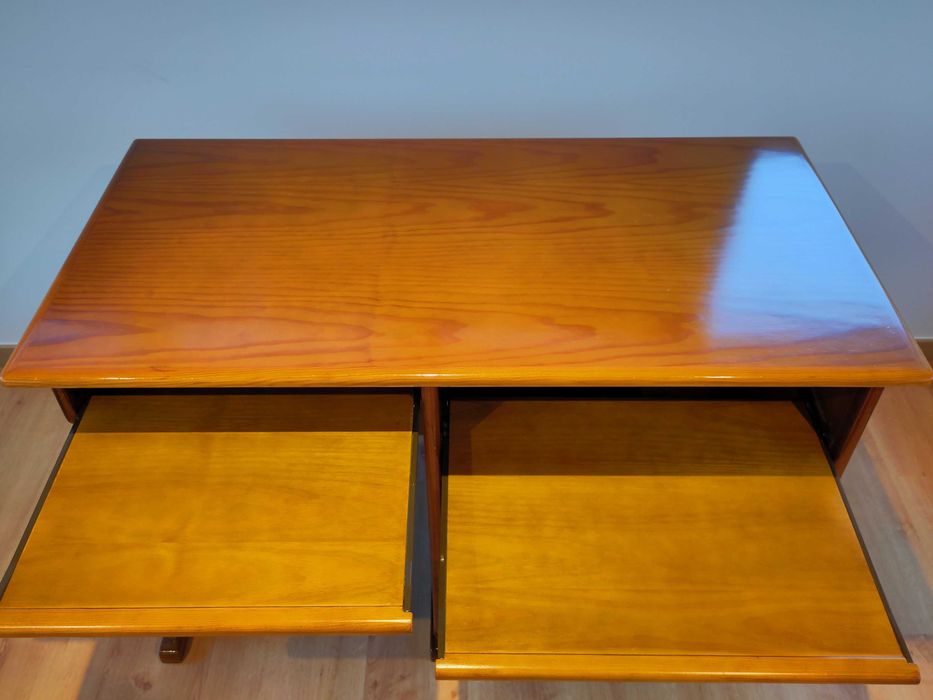 Secretária em madeira maciça