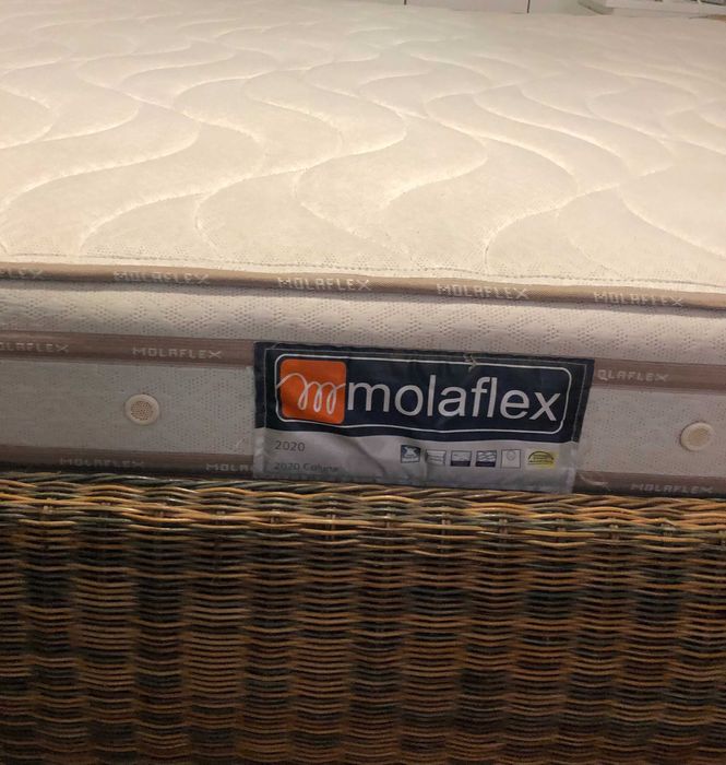 Cama Casal 200x160 com estrado, colchão, mesas de cabeceira e espelho