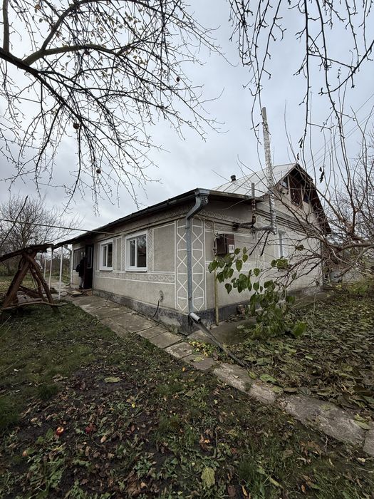 Продаж житлового будинку з господарськими будівлями