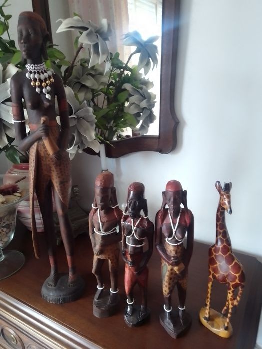 Estatuetas africanas,figuras femininas em madeira,e girafa.
