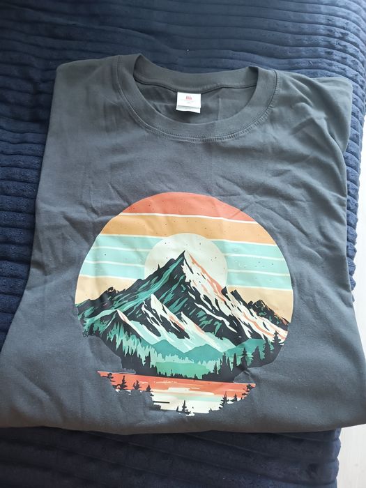Nowy t-shirt z górskim nadrukiem