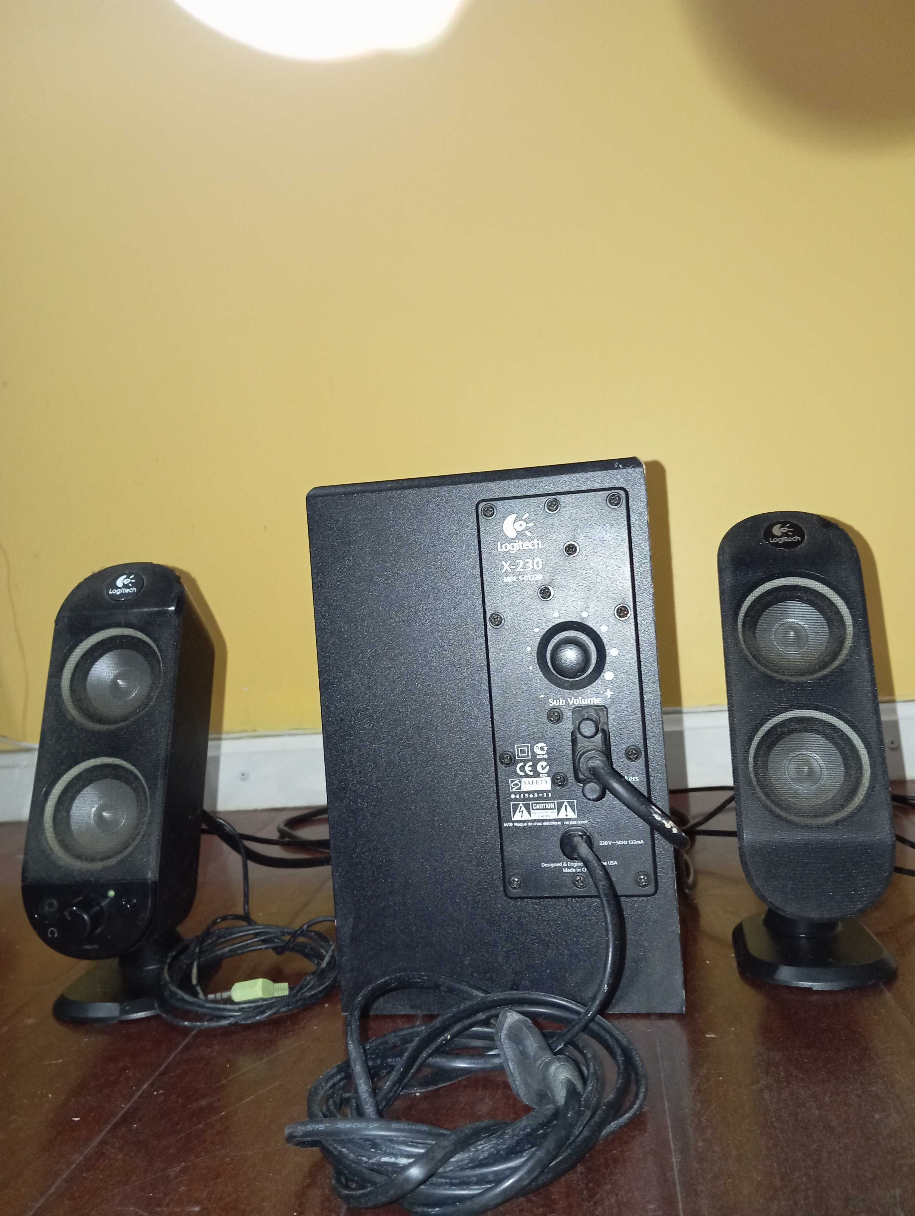 Vendo subwoofer com duas colunas.