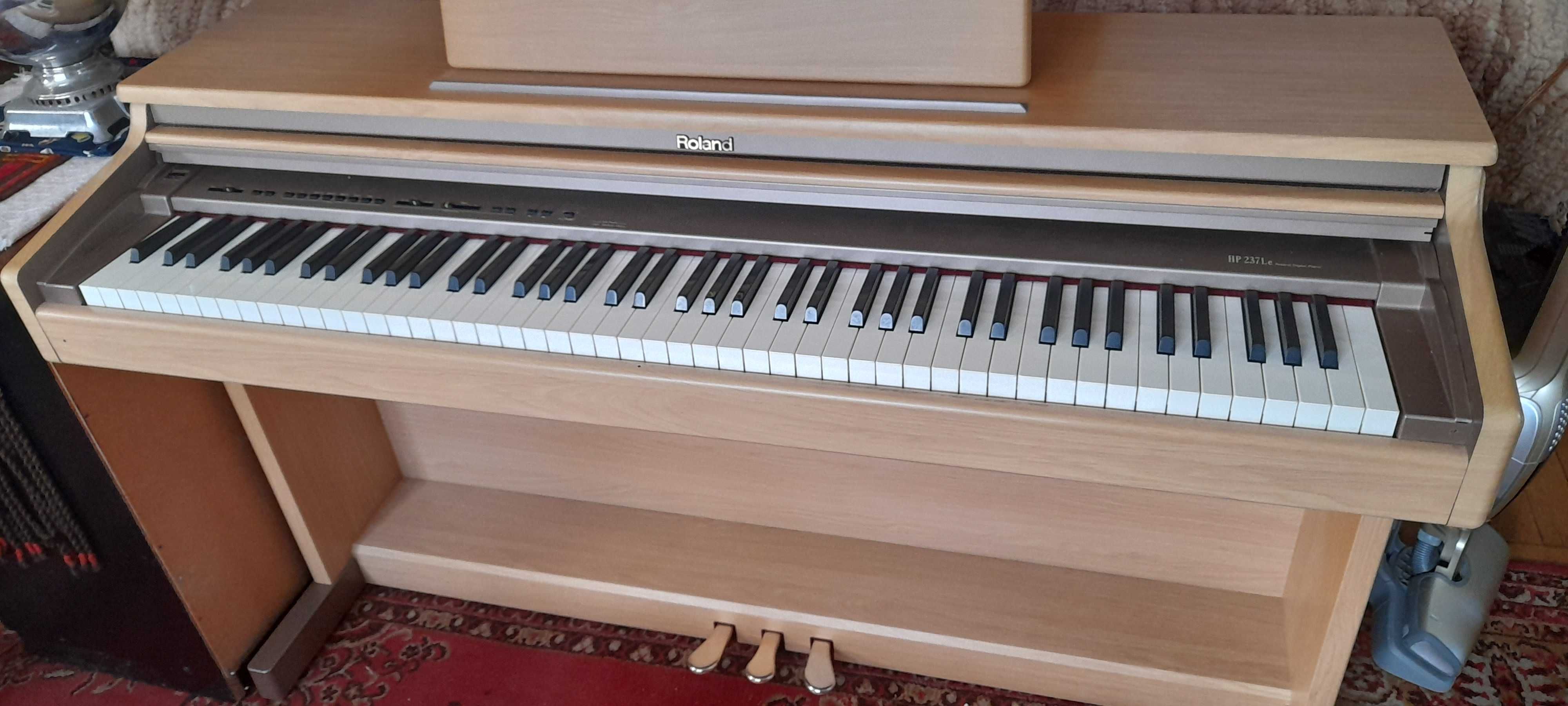 Pianino Elektroniczn eelegancka biała kawa Roland HP 237