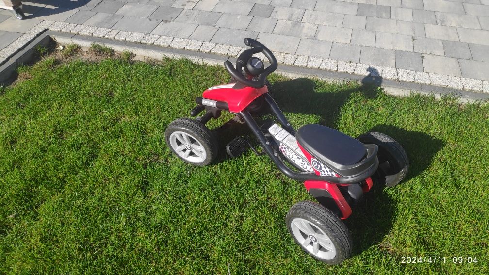 Gokart na pedały dla dzieci.