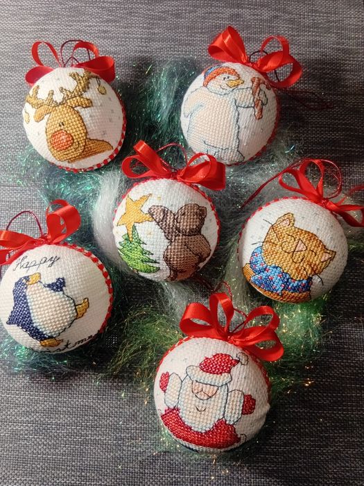 Вишиті новорічні кульки