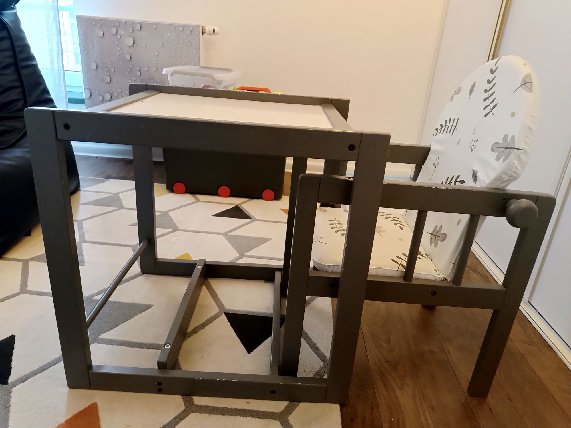 Drewniane krzesełko do karmienia 2 w 1- krzesełko+stoliczek