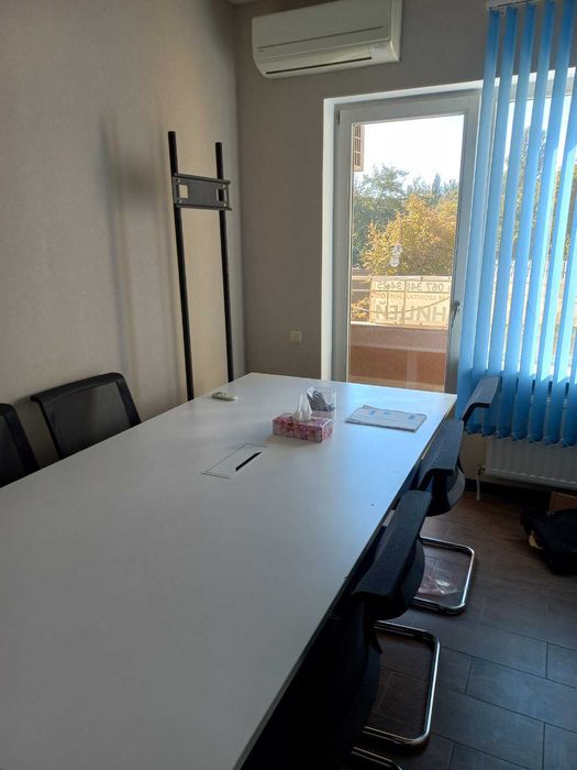 Офис на 2 этаже. Бизнес Центр. Французский б-р / пер Азарова