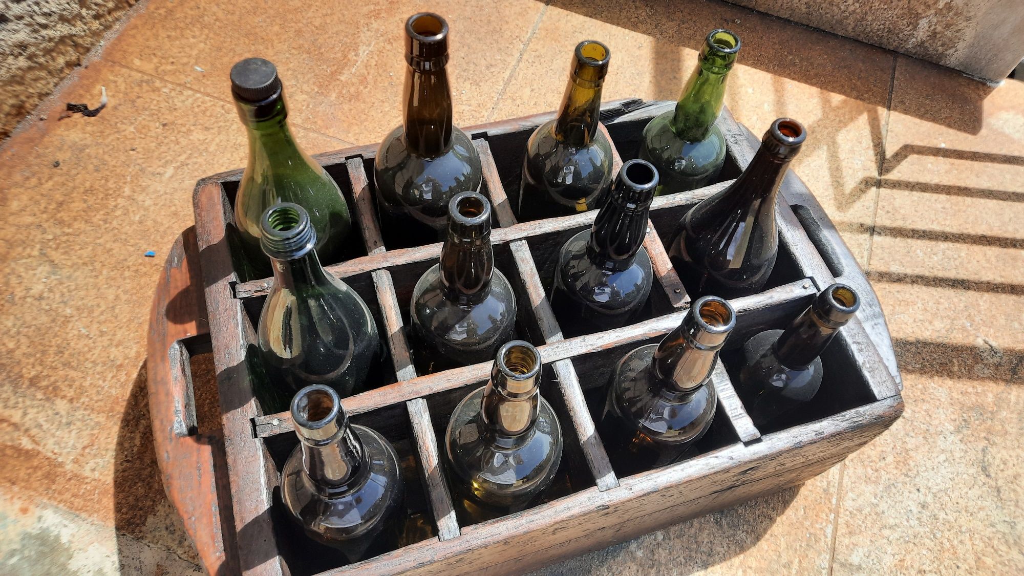 Vintage Caixa de madeira antiga com garrafas antigas