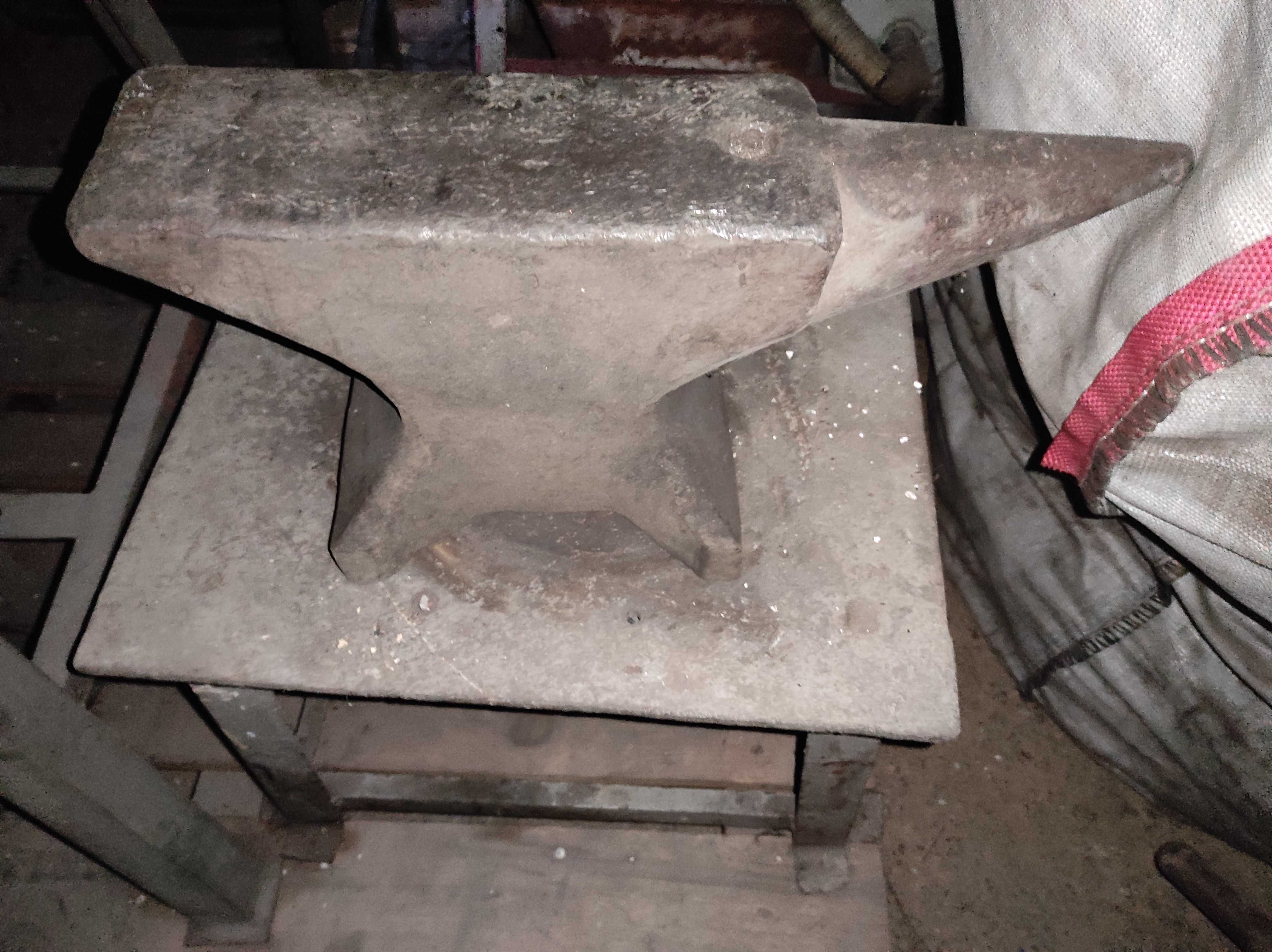 Kowadło kowalskie 54Kg, 49Kg, 48 Kg.