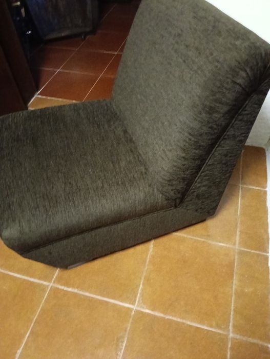 2 sofás castanho escuro em bom estado