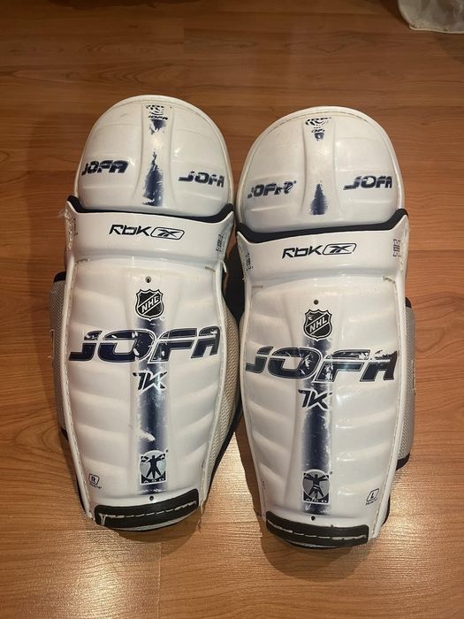 Продам хоккейные щитки, нагрудники и краги.