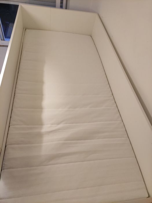 Cama alta småstad, usada.