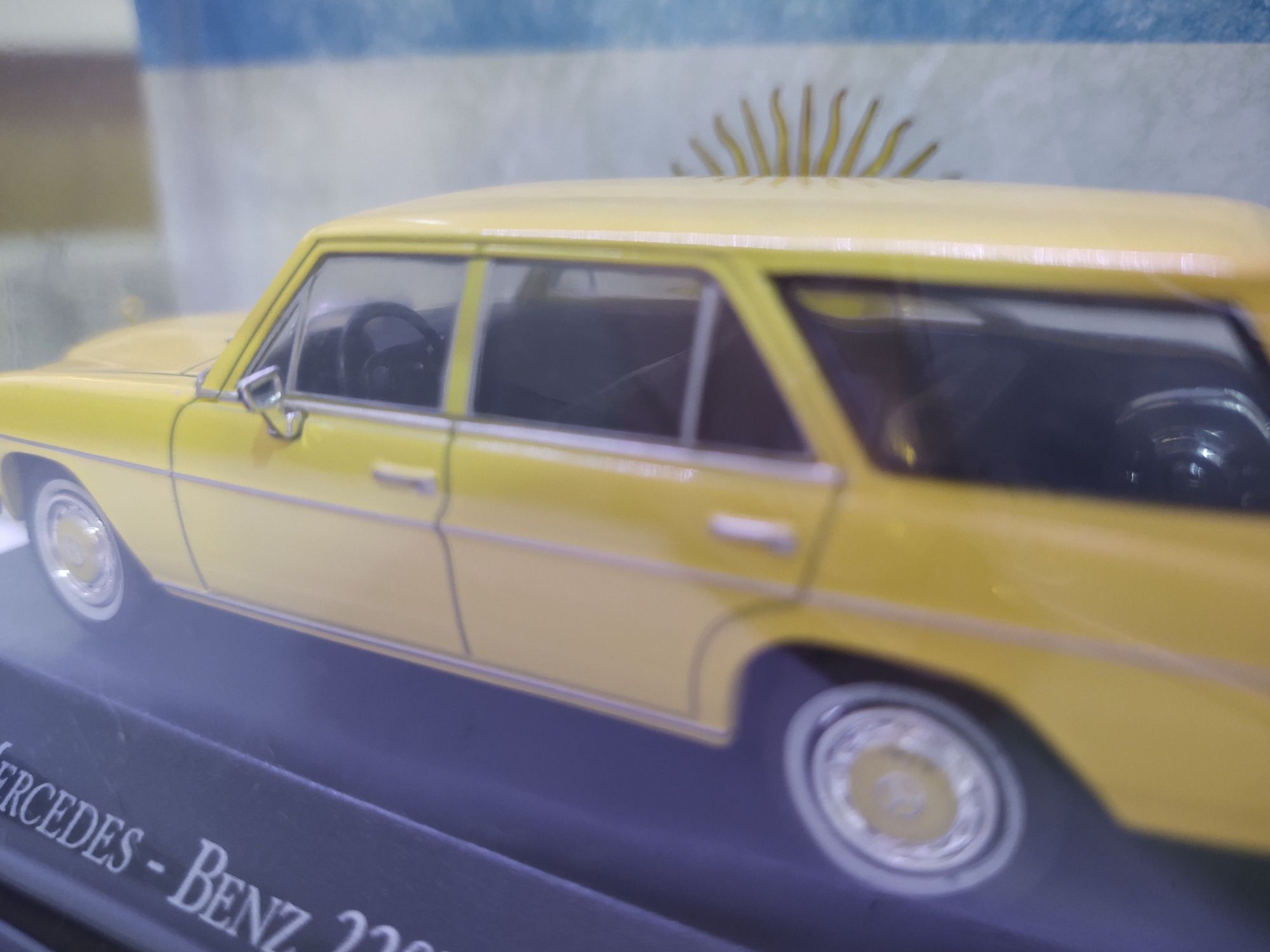 Масштабная модель Mercedes Benz 220D Rural, W115. Масштаб 1:43