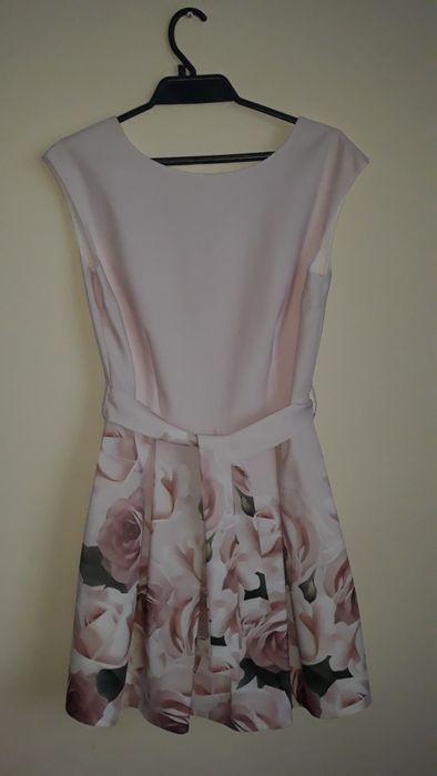 Sukienka z motywem kwiatowym w pudrowym kolorze