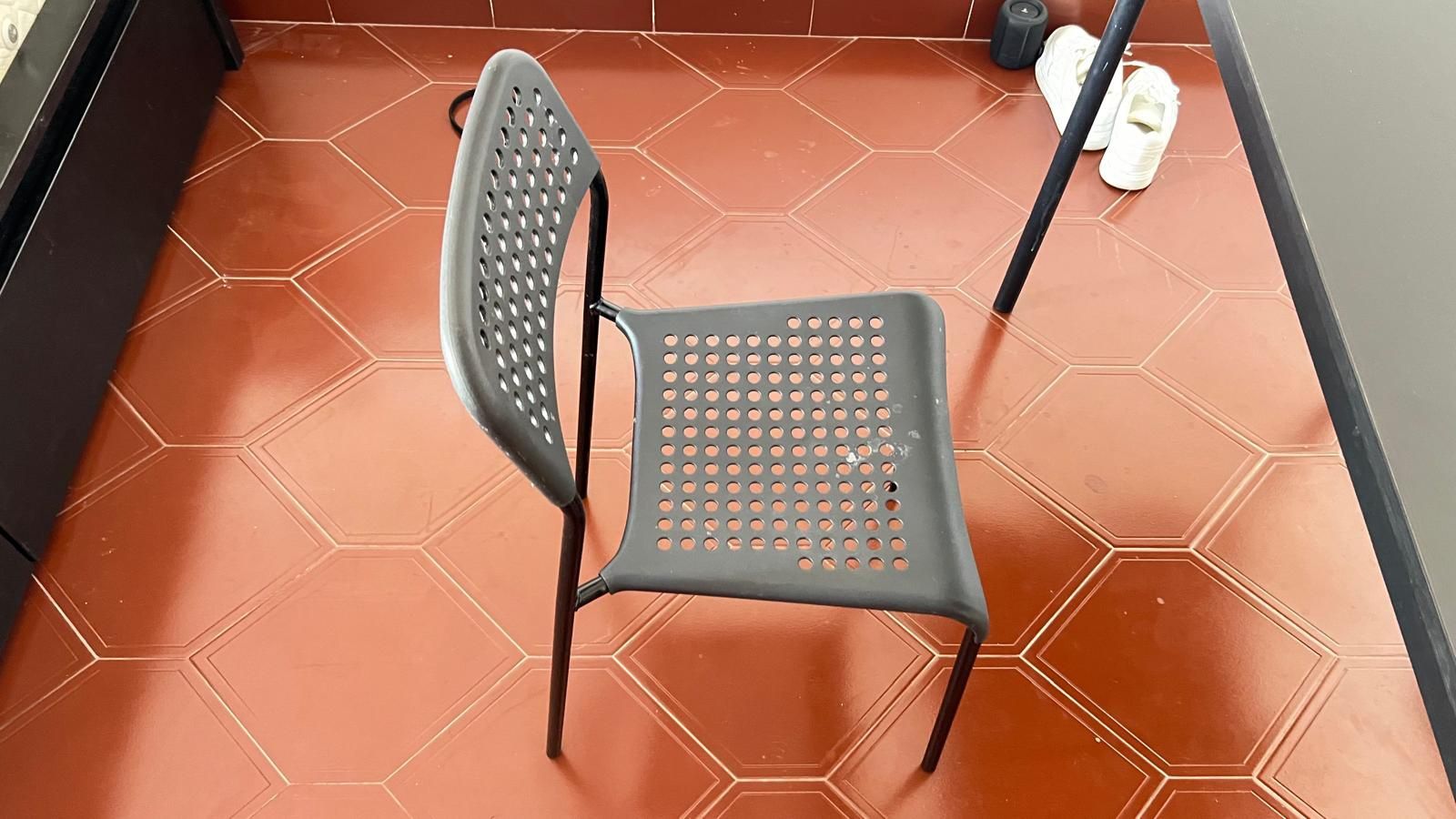 Vendo um mesa e duas cadeiras