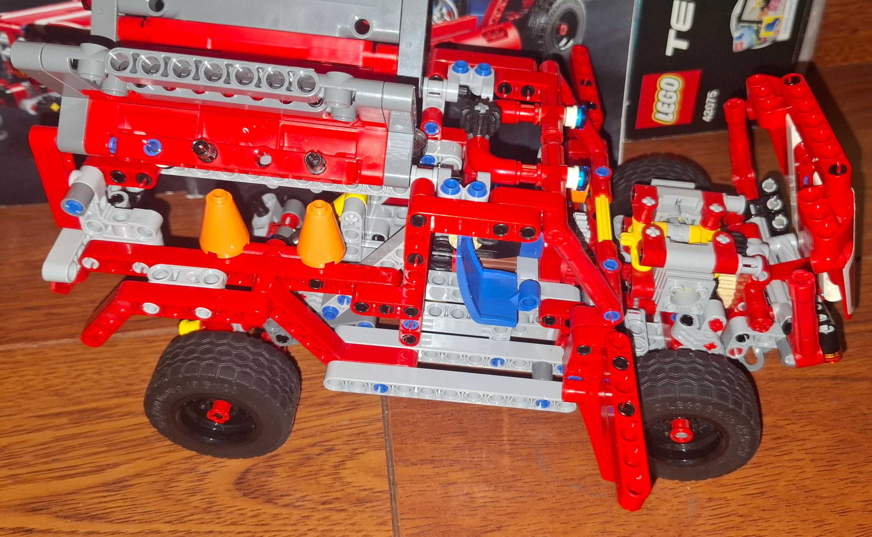 Klocki LEGO Technic 42075 - Pojazd szybkiego reagowania