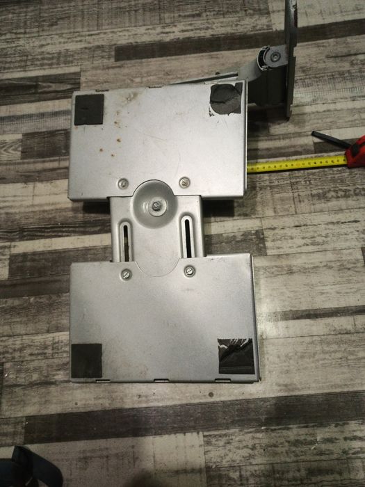 Полка -кронштейн  на поворотном механизме с настенным креплением.