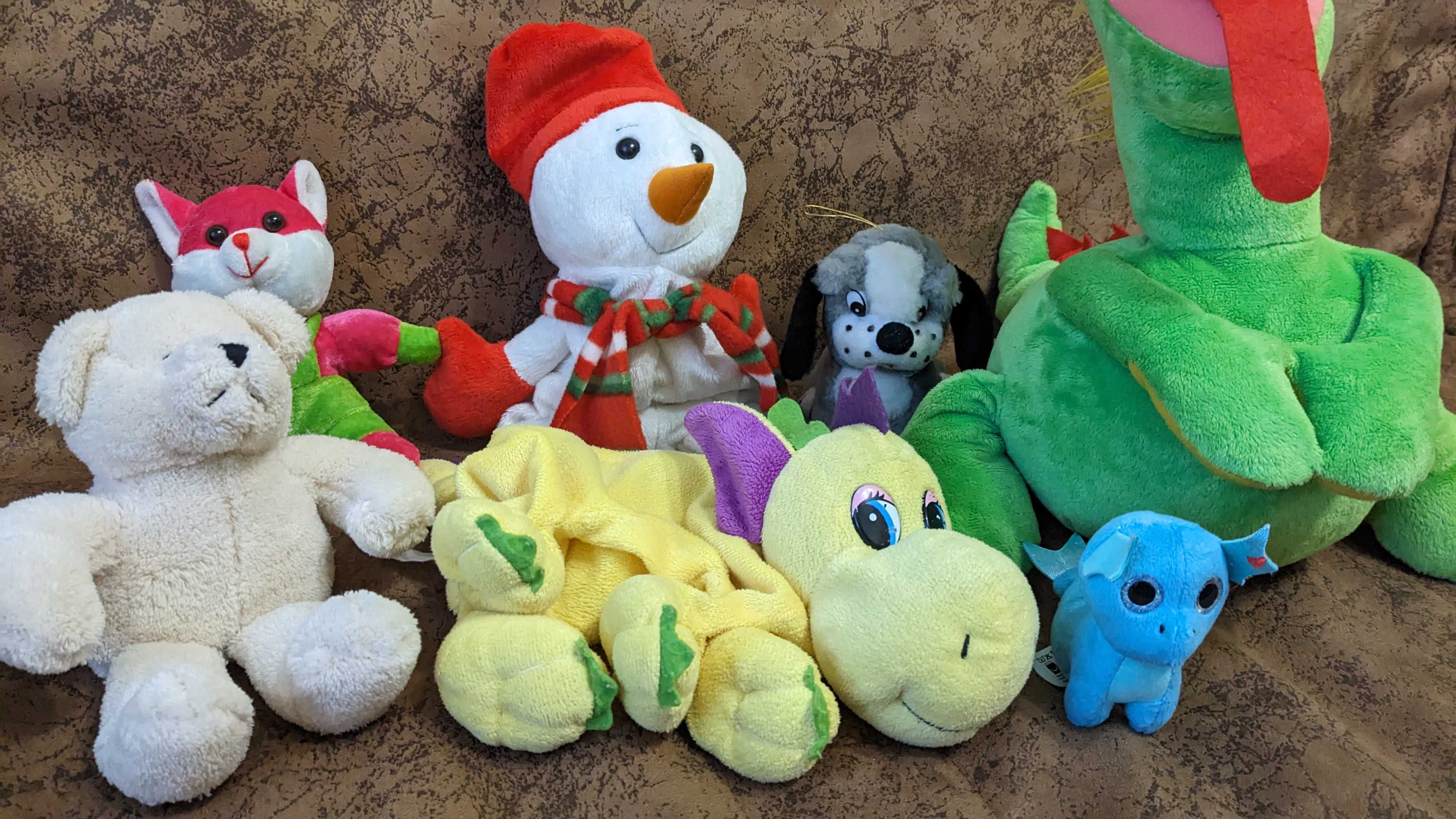 Мякі іграшки, зелений дракон, сніговик іграшка, білий ведмідь іграшка