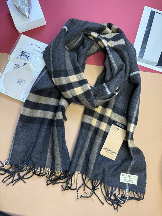 Popularny szalik w kratkę  w stylu Burberry