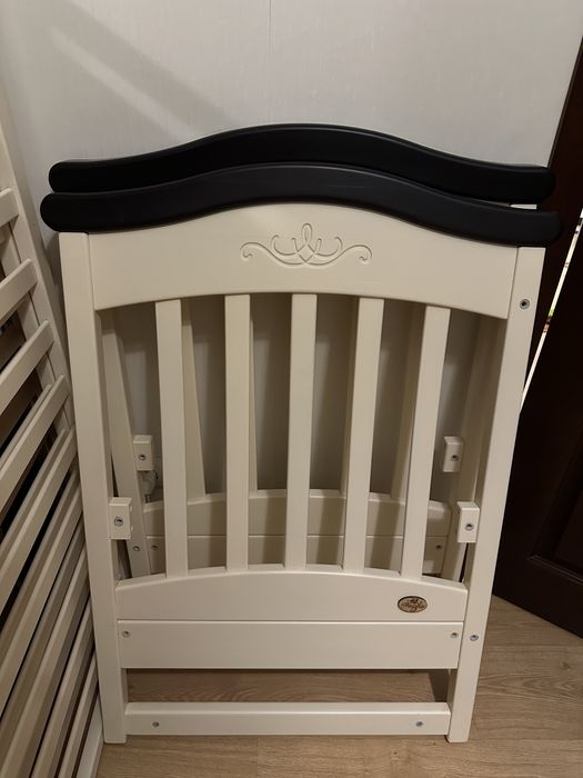 Ліжечко для немовлят з натуральної деревени