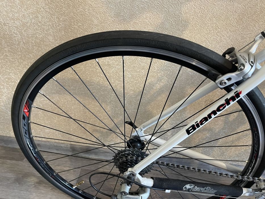 Продам велосипед шосейний Bianchi 
Повністю готовий до сезону 
Стан 4+