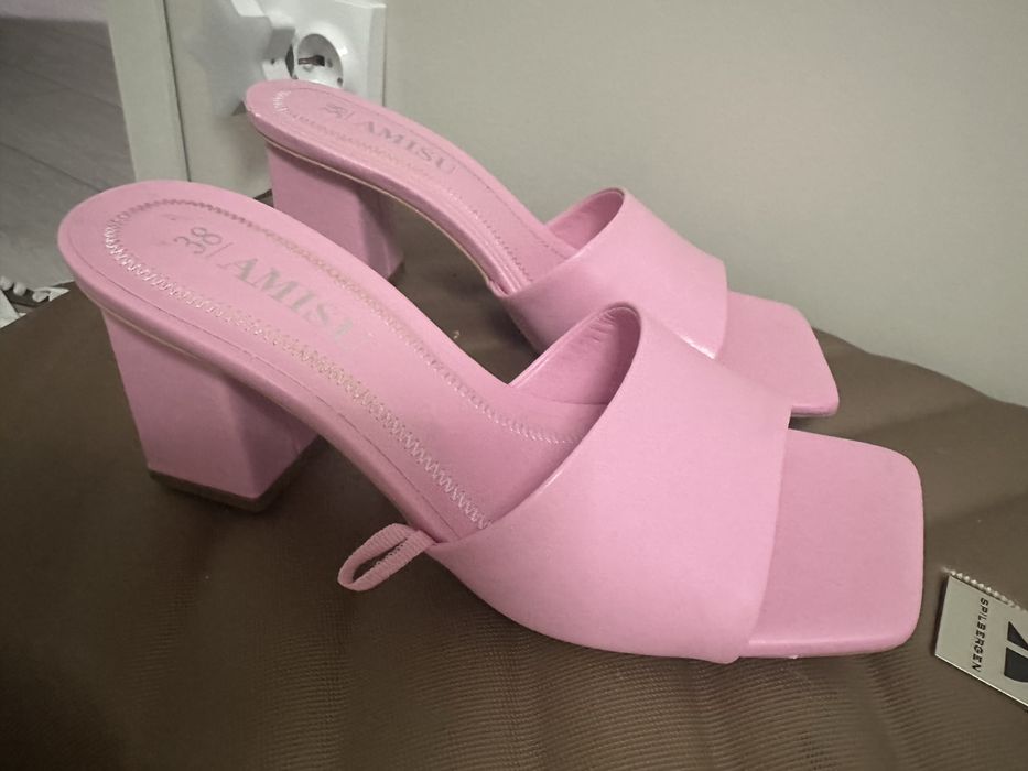 Босоніжки рожеві нові