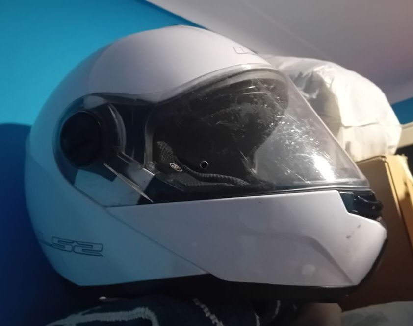 Capacetes para mota  LS2 praticamente como novo  com viseira antiembac