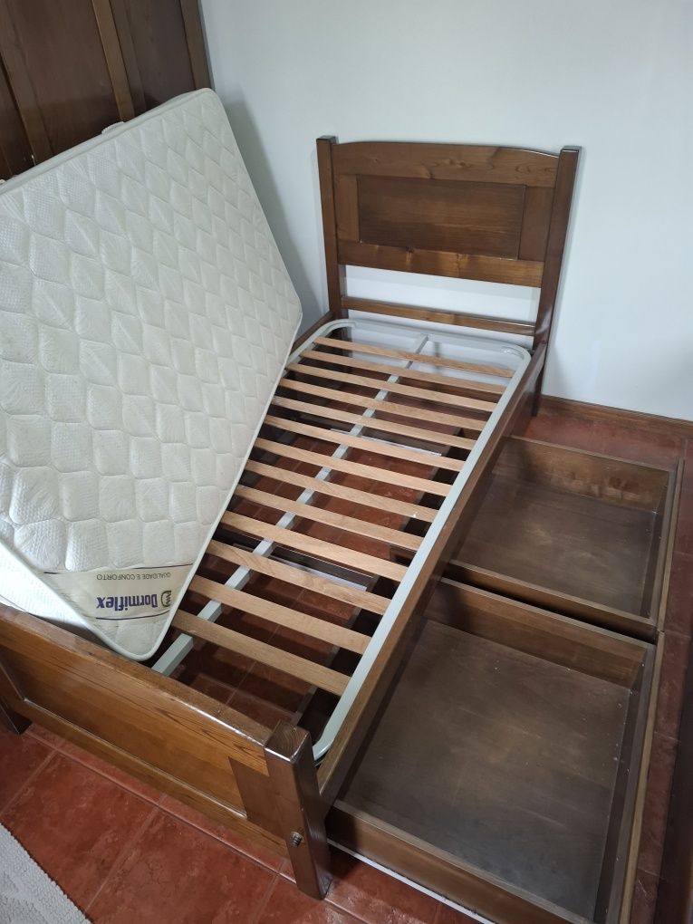 Conjunto 2 camas solteiro + colchões + mesa de cabeceira